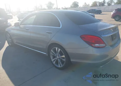 2015 Mercedes-Benz C 300 z USA, uszkodzony, nr VIN 55SWF4JB1FU057736